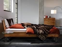 Wildeichen Bett Mit Stabilen Rollen Fussen Betten De Industrial Style Bett Modern Http Www Betten De Massivholz Massiv Bett Massivholzbett Echtholzbett