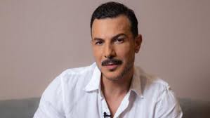 ولدت (هند محمد المولدي الصابري) في ولاية قبلي بتونس، حاصلة على درجة ماجستير في حقوق الملكية الفكرية، عرفت منذ مشاركتها في فيلمين سينمائيين هما (موسم الرجال)، و(صمت القصور) للمخرجة مفيدة التلاتلي. Ø§Ø±ØªØ¨Ø· Ø¨ÙØªØ§Ø© 6 Ø³Ù†ÙˆØ§Øª ÙˆØ®Ø·Ø¨ Ù‡Ù†Ø¯ ØµØ¨Ø±ÙŠ Ù„Ø¹Ø§Ù…ÙŠÙ† Ø«Ù… ØªØ²ÙˆØ¬ Ù…Ù† Ù†Ø§Ù‡Ø¯ Ø²ÙŠØ¯Ø§Ù† ÙˆØ£Ù†Ø¬Ø¨ Ù…Ù†Ù‡Ø§ Ø´Ù…Ø³ ÙˆØ¥ÙŠØ²Ø§Ø¨ÙŠÙ„Ø§ 10 Ù…Ø¹Ù„ÙˆÙ…Ø§Øª Ø¹Ù† Ø­ÙŠØ§Ø© Ø§Ù„ÙÙ†Ø§Ù† Ø§Ù„Ø³ÙˆØ±ÙŠ Ø¨Ø§Ø³Ù„ Ø®ÙŠØ§Ø· ØµÙˆØ± ÙÙŠØ¯ÙŠÙˆ Mada Post Ù…Ø¯Ù‰ Ø¨ÙˆØ³Øª