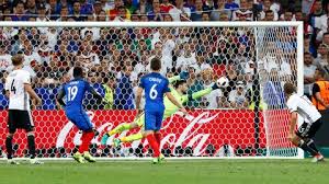 En 84 à marseille, 2000 la main d' abel xavier tout le monde s'en rappelle, 2012 face à l'espagne et 2004 mais je ne sais pas si j'en parle car c'est un souvenir. Video Euro 2016 Le Meilleur Gardien Du Monde C Etait Hugo Lloris L Express