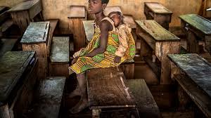 Auf dem foto des jahres ist laut unicef die kleine wenie zu sehen. Madchen Beim Mullfischen Unicef Foto Des Jahres Gekurt Zdfheute