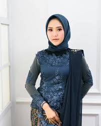 Films en vf ou vostfr et bien sûr en hd. 30 Model Kebaya Biru Elektrik Dongker Tosca Brokat