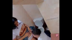 Estudiantes pillados follando duro en el baño de la escuela y el se corre  en su boca ( INCREIBLE VIDEO AMATEUR ) - XVIDEOS.COM