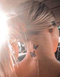 Simple behind the ear tattoo design for girl, cute behind the ear tattoos, miley cyrus ear tattoo. Galeria Thriftz Vsco Stylist Tattoos Discreet Tattoos Neck Tattoos Women