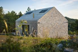 Satteldach Aus Beton Einfamilienhaus In Slowenien Steinfassade Steinfassade Hauser Architektur