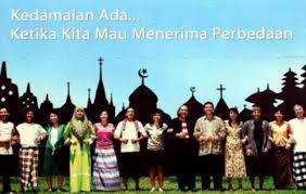 Agama islam tidak membeda bedakan ras suku dan etnis akan tetapi semuanya sama dalam pandangan tuhan semuanya memiliki peluang dan akses untuk dekat kepadanya tanpa ada kecuali yang dibutuhkan hanya kesungguhan dan upaya menuju kepada tuhan berbeda dengan etnis atau. Bersatu Dalam Keberagaman
