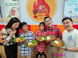 Resep sambal ayam geprek ala geprek bensu termirip banget & enak banget bikin nagih. The One And Only Geprek Bensu In Malaysia Selebriti Online