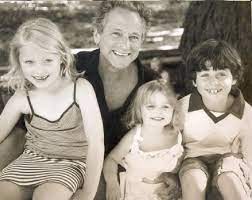 Lindsey buckingham, lindsey buckingham, fleetwood mac. Finally The Pic Of Lindsey With His Kids From Hd Book A Little Big The Ledge Stevie Nicks Fleetwood Mac Stevie Stevie Nicks Lindsey Buckingham