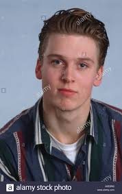 Man(n) trägt nun herrenfrisuren kurz. 1980er Jahre Portrait Ernst Teenager Junge In Hemd Und Typischen 80er Jahre Frisur Stockfotografie Alamy