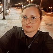 Jason Momoa causó suspiros mientras le arreglaba el peinado a Adria Arjona,  su novia, a su paso por la alfombra roja de 'Minecraft'