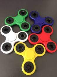 Apalagi sekolahnya libur panjang, jadilah dari pagi sampai sore hari aktivitasnya kebanyakan dia lakukan di luar rumah. Apa Itu Fidget Spinner Kegunaan Manfaat Bermain Fidget Spinner Pemintal Gelisah