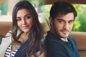 Керема Бюрсина много не бывает! На ИВИ вышла «Голубая пещера» Морской  офицер отправляется на поиски живописной и загадочной пещеры, о которой ему  рассказывала его жена. То, что он найдёт в конце пути,