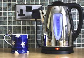 Kettle daki kireç nasıl temizlenir peki diye düşünüyorsanız limon ve karbonat çaydanlığın içerisine karbonatı boşaltın ve üzerine limonu dilimleyerek atın. Kettle Kirecten Nasil Arindirilir Mutfak