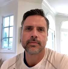 I feel so sad 😞 no one tells me congratulation🥳 I think no one care about  me anymore