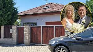 Vicepremiér a ministr vnitra jan hamáček by měl podat demisi, zní z řad opozice poté, co server seznam zprávy přišel s informací, že politik chtěl ututlat skandál kolem výbuchu ve vrběticích. Po Svatbe S Gabrielou Kludovou Ministr Vnitra Jan Hamacek Ma O Ctyri Domy Vice Fakta Today