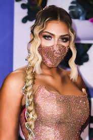 Los famosos aprovecharon el cubrebocas para acentuar su look en Premios  Juventud