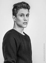 Enfant, il est inscrit dans un club de football, mais très vite il abandonne pour rejoindre une s'intéressant également au chant, il tente les auditions à l'aveugle de the voice belgique (2014). Belgium Meet Loic Nottet The Eurovision Times