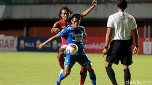 Gelandang serang persib, beckham putra nugraha mendukung program vaksinasi yang dilakukan tim persib bandung mengikuti program vaksinasi jelang tur menuju sleman untuk tampil di piala. 4nj9ht7egw27 M