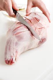 L'agnello al forno con patate è una classica ricetta della tradizione pasquale. Cosciotto Di Agnello Al Forno Con I Carciofi