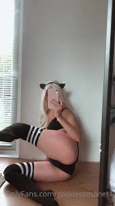 Blonde Lifts Leg and Farts - ThisVid.com