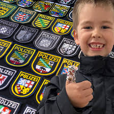 Leipzig: Polizei-Fan Ferdinand beschenkt Polizisten mit seinen Patches