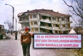 Deprem sonrası tren istasyonunda şehirden ayrılmaya çalışanlar. Erzincan Depreminde Vefat Edenler Manisa Da Anildi