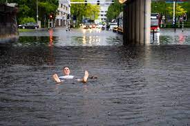 In de buurt wintiwai in het ressort latour is wateroverlast een probleem in de regentijd. Ondergelopen Straten Ondergelopen Kelders Wat Kun Je Doen Tegen Wateroverlast Home Gelderlander Nl