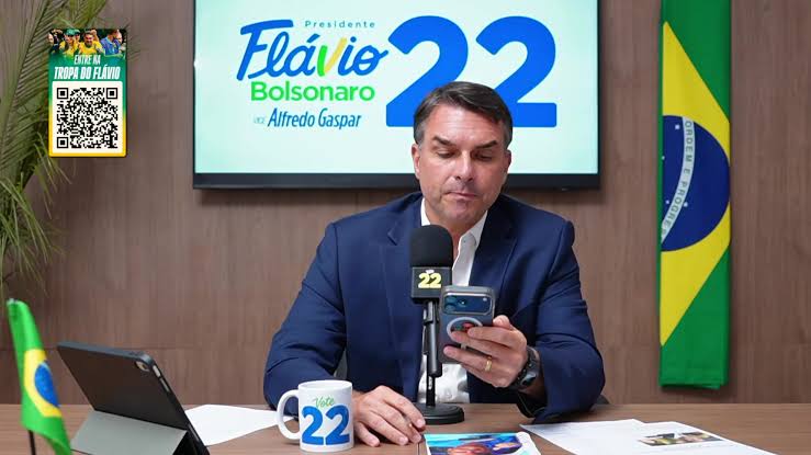 Flávio Bolsonaro abre 10 pontos de vantagem sobre Lula no segundo turno, aponta nova pesquisa