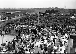 Honderd jaar geleden nam Amsterdam Schiphol over met grote ambities – nu wil de stad de luchthaven liefst inperken