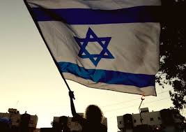 The largest ethnic groups in israel are jews (75%), followed by arabs (20%) and other minorities. L9unmtfweux30m