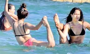Özge özpirinçci (born 1 april 1986) is a turkish television and movie actress. Ozge Ozpirincci Denizin Ortasinda Pilates Yapti Dailymotion Video