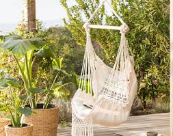 Pratique, le fauteuil suspendu se faufile partout pour faire de la sieste de vrais moments de bonheur. Hamac Fauteuil En Bois Et Macrame Becquet