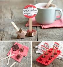 Sucette Au Chocolat A Plonger Dans La Tasse De Chocolat Chaud Sucette Chocolat Chocolats Faits Maison Tasses De Chocolat