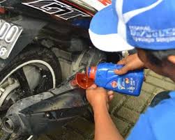 Pabrikan motor sendiri menyarankan menggunakan mesin sesuai peruntukan. Jangan Sembarangan Pakai Oli Berikut Tips Memilih Oli Terbaik Untuk Motor Matik Federal Oil