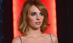 Eisverkäuferin Robin: Maya Hawke wünscht sich "Stranger Things"-Tod und  "Heldinnen-Moment"