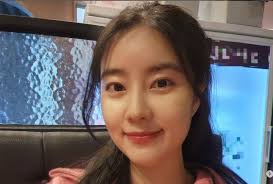 Noeul, a former member of the seven-member girl group Rainbow, who debuted  in 2009, is drawing atten..