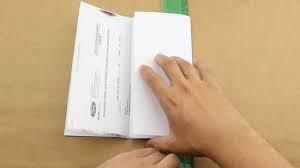 Falten sie das blatt nun einmal in der mitte und klappen sie es anschließend wieder auf. Ein Blatt Papier In Drittel Falten Wikihow