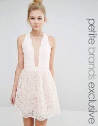 Des pagnes, des dentelles et des bijoux de très bonne qualité. Robes En Dentelle Notre Selection De 10 Modeles Pour L Ete