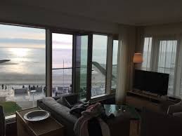 Our trained spa staff will be happy to advise you on the selection of individual application, suitable. Sonnenuntergang Im Panoramazimmer Bild Von Hotel Haus Am Meer Norderney Tripadvisor
