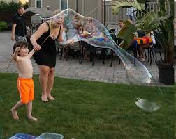 Formez vos bulles de savon géantes. Activite Des Bulles Geantes Je Suis Une Maman