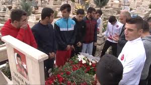 Son 4 ki̇loyu veremedi̇m sinan şamil sam, bütün çabalara rağmen karaciğer nakli gerçekleşmediği için yaşamını yitirdi. Dunya Sampiyonu Mezari Basinda Anildi Dailymotion Video