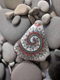 Painted Rock Ideas That Will Inspire You To Start Creating Don T Be Intimidated By All The Rocks You See Rock Painti Steine Bemalen Steinkunst Mandala Steine