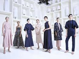 Abito da sera scintillante, lungo e sensuale con corpetto bustier e ampia gonna a ruota che lascia intravedere una sottogonna nude. Dior Alta Moda Autunno Inverno 2018 19 By Maria Grazia Chiuri