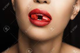 Estas son las características de una mujer seductora. Vista Recortada De Mujer Seductora Con Lapiz Labial Rojo En La Boca Fotos Retratos Imagenes Y Fotografia De Archivo Libres De Derecho Image 85002579