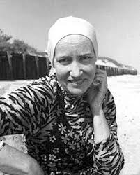 Edie Beale, 1975. In the volume of stories about unexplored dreams, Grey Gardens serves well as a cautionary tale. The public fascination with the bizarre ... - Edie-Beale