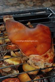 3) colocar en la base de la bandeja de horno las papas enteras, sobre ellas disponer el cochinillo con el cuero para arriba y cocinar en horno a 180° por espacio de 2 horas. Pata De Cochinillo Asada Al Horno Una Receta No Solo Para Navidad El Fogon De La Perla Gris