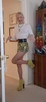Do most crossdressers prefer to wear short mini skirts and dresses to  wearing maxi skirts and long dresses? - Quora