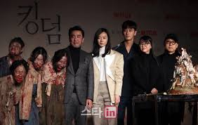 넷플릭스가 공개한 조선 정치 좀비 스릴러 '킹덤'에 대한 해외 팬들의 극찬이 이어지고 있다. ì†ê°€ë½ ì¿ í‚¤ ì¢€ë¹„ í¼í¬ë¨¼ìŠ¤ í‚¹ë¤ ì˜ ë¬¼ëŸ‰ê³µì„¸