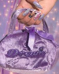 Because purple is more versatile, many fairies will choose purple as the manicure style. 
