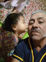 No puede ser más feliz q un beso de mi gege mi cascarita llegaron soy feliz  con ellos y mis hijos y mi esposa gracias a dios x q esperamos otro nuevo