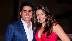 Tv host cesar filho and elaine mickely attend bloco coruja during salvador carnaval 2014 on march 03, 2014 in salvador, brazil. Filha De Elaine Mickely E Cesar Filho E Igual A Mae Parecem Ate Irmas Foto Impressiona Vix